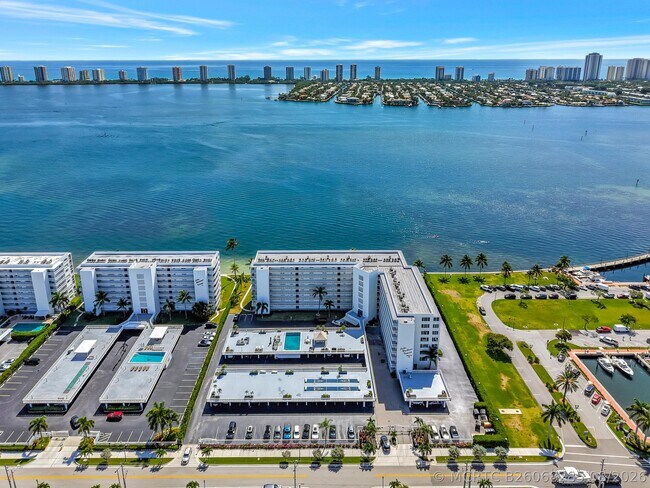 Building Photo - 301 Lake Shore Dr