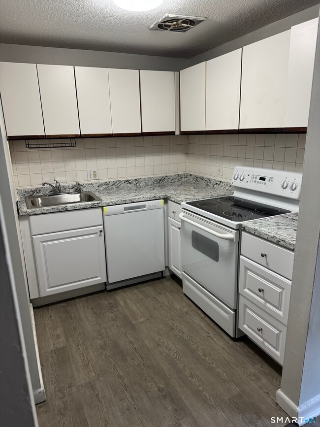 Building Photo - 32 Burgundy Hill Ln