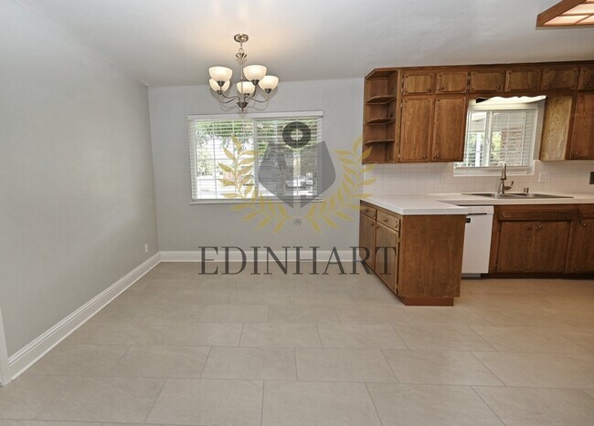 Building Photo - 412 W Sample Ave