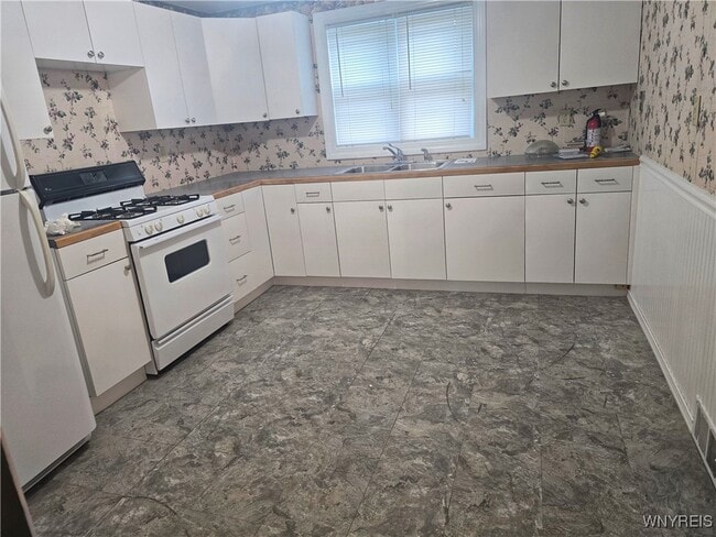 Building Photo - 190 Clover Pl