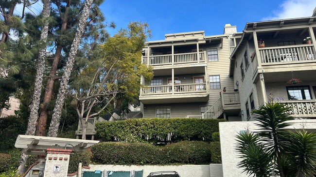 Building Photo - Top-Floor Old Town Gem with Stunning Views...