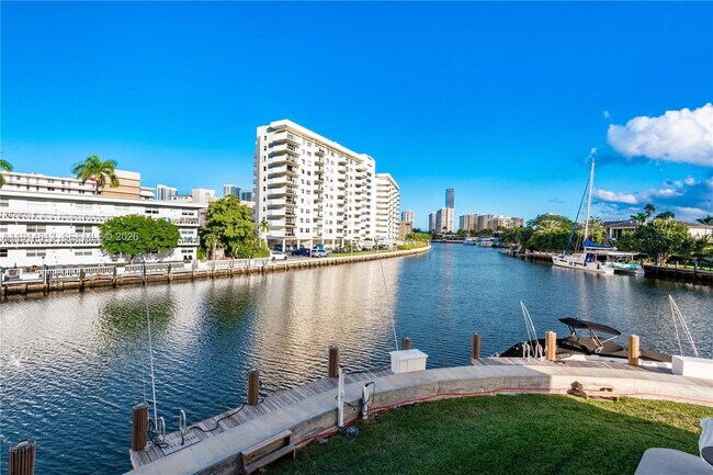 Building Photo - 440 Paradise Isle Blvd