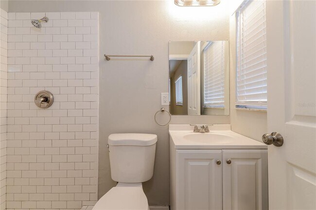 Building Photo - 1706 17th Ave Dr E