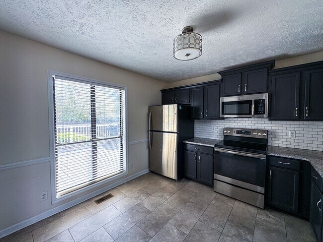 Building Photo - Beautiful 3 Bed 2 Bath Home with Fenced Backyard