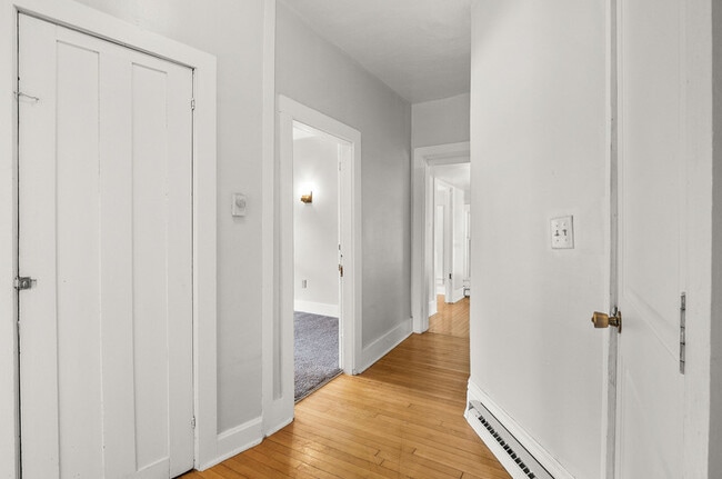 Building Photo - 564 Newbury St