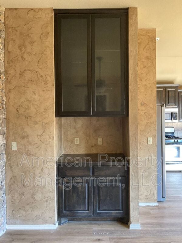 Building Photo - 15609 S Broadway St