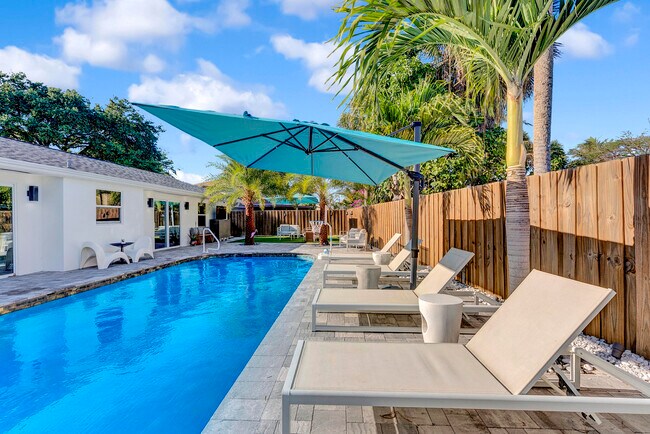 Building Photo - 707 W Boulevard Chatelaine