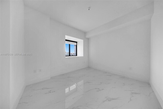 Building Photo - 700 NE 24th St