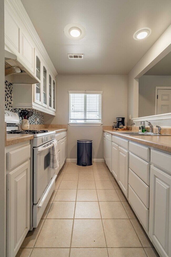 Building Photo - Downtown Bentonville home! Walk to Walmart HO, Downtown Square, and more!