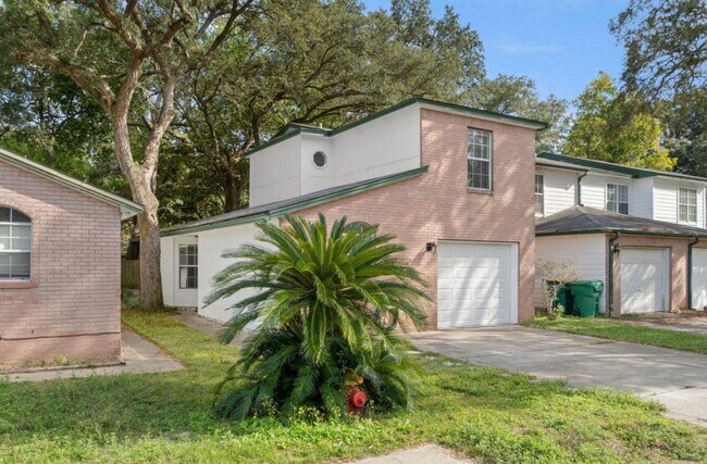 Building Photo - 1810 Hurlburt Rd