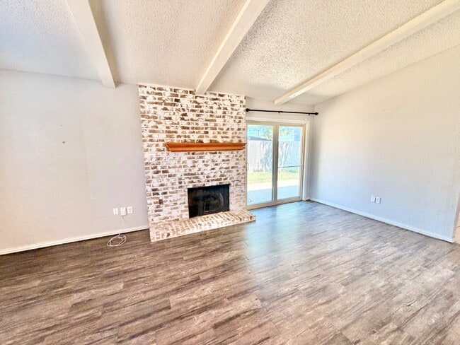 Building Photo - "Charming 3-Bedroom Home with 2 Full Baths in Lubbock's Heart – 1277 Sq Ft of Comfort Await!"