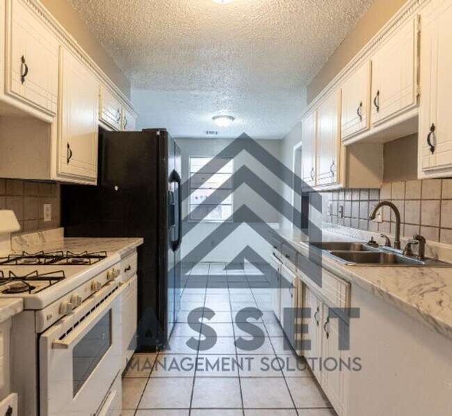 Building Photo - Spacious 5-Bedroom Home Near Tinker AFB and Local Parks