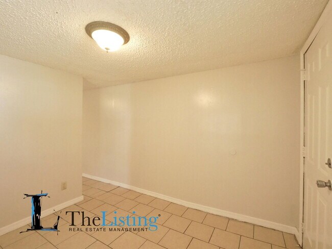 Building Photo - 1005 Pine Ave