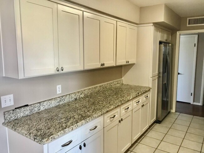 Building Photo - 7811 Cielo Vista Dr