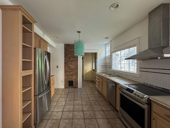 Building Photo - Stunning 4 Bed 4 Bath Haymount Home