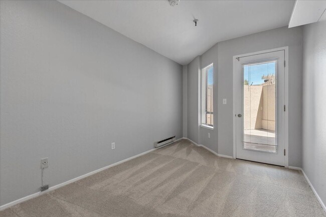 Building Photo - Beautiful 3 bed 2 bath condo near Downtown...