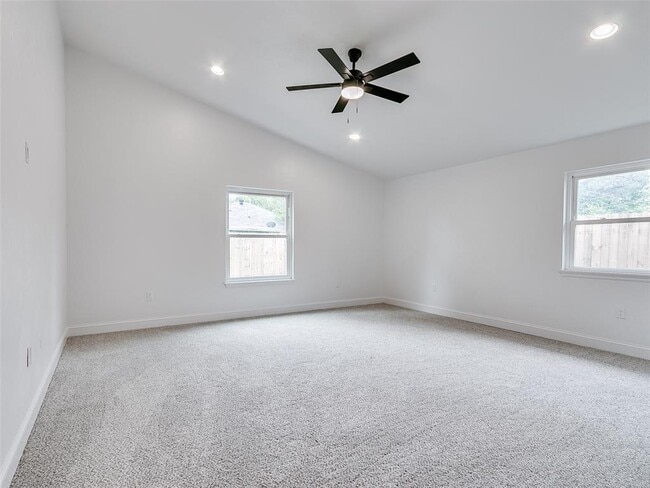 Building Photo - 700 Greenwood Dr