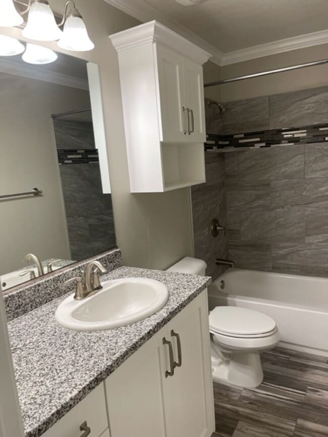 Building Photo - 3 Bedroom Home With Community Pool and Centrally Located