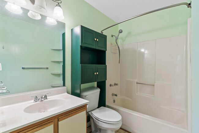 Building Photo - 15 Riverchase Dr
