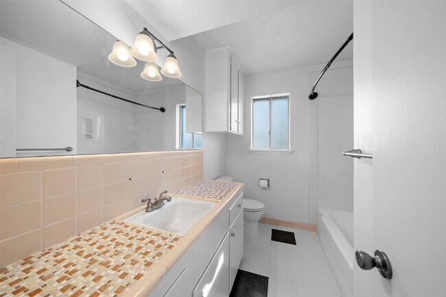 Building Photo - 926 E 14th St