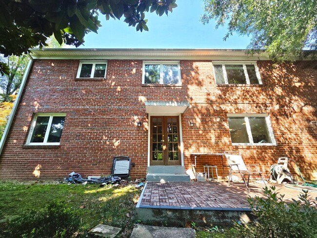 Building Photo - Lovely 4 BR/2 BA Single-Family Home in Sil...