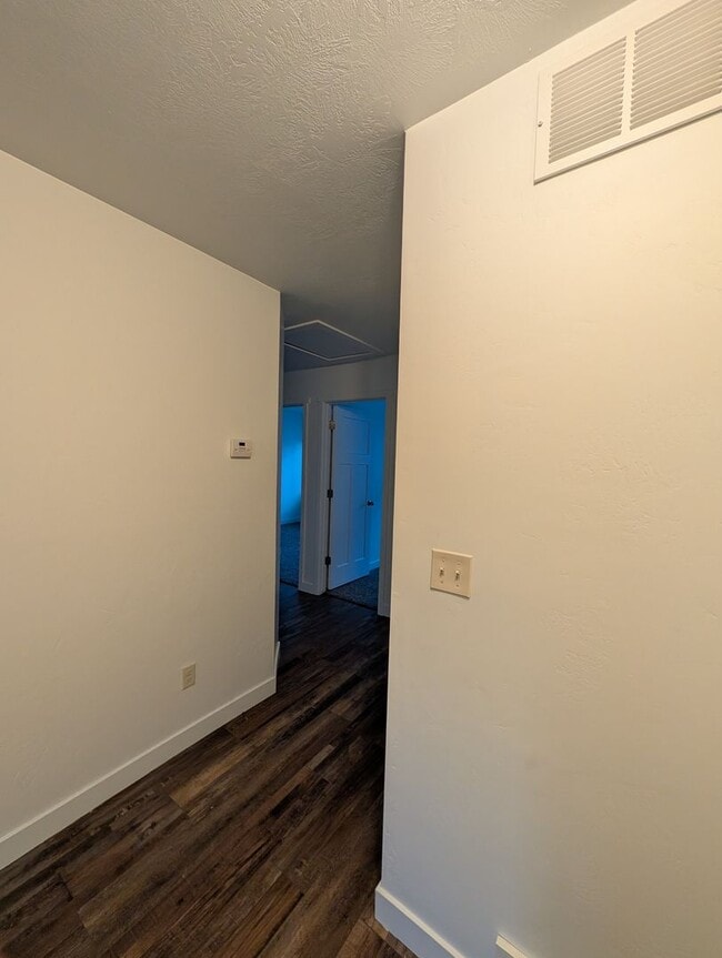 Building Photo - January Rent Free! 3 Bed 2 Bath Townhouse for Rent!
