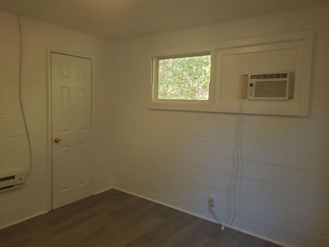 Building Photo - 2 Bedroom 1 Bathroom Apartment in Red Bank! Vouchers Accepted!