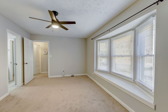 Building Photo - 3 bedroom End Unit Townhouse in Smyrna