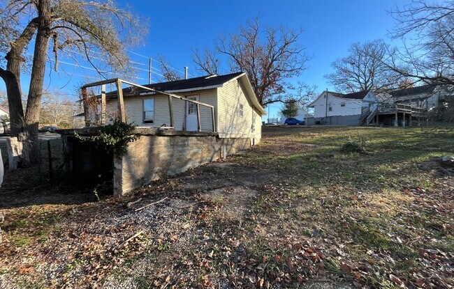 Building Photo - HANDY MAN SPECIAL! - $385 Month / $700 Down