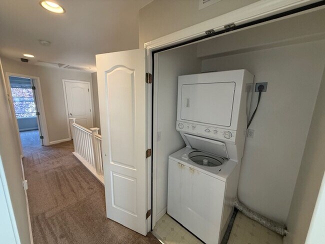 Building Photo - BACK ON MARKET: 2-Bedroom Martinez Townhom...