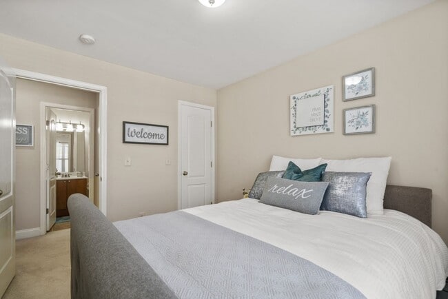 Building Photo - Woodbury Falls Luxury Townhome