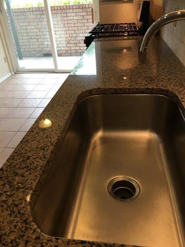 Building Photo - WATER, GAS & TRASH INCLUDED WITH RENT!