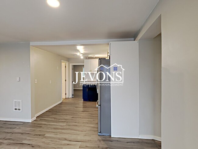 Building Photo - 3303 S Ainsworth Ave