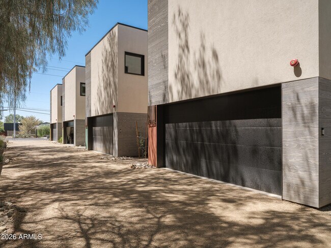 Building Photo - 1740 E Ocotillo Rd
