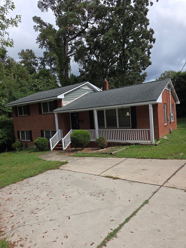 Building Photo - Renovated Kitchen, 3 BR / 3 BH home in Terry Sanford Area!