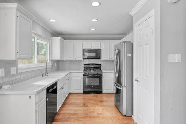 Building Photo - 30 Village Knoll Pl