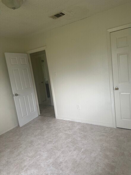 Bedroom 1 - 423 N Wilson Blvd