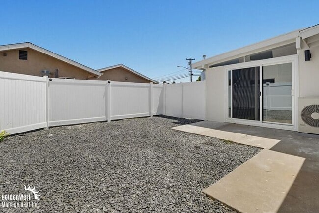 Building Photo - Beautifully Renovated 3Bdm 2Ba Apartment Home in San Diego!