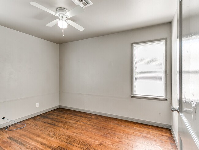 Building Photo - 302 Russell Dr