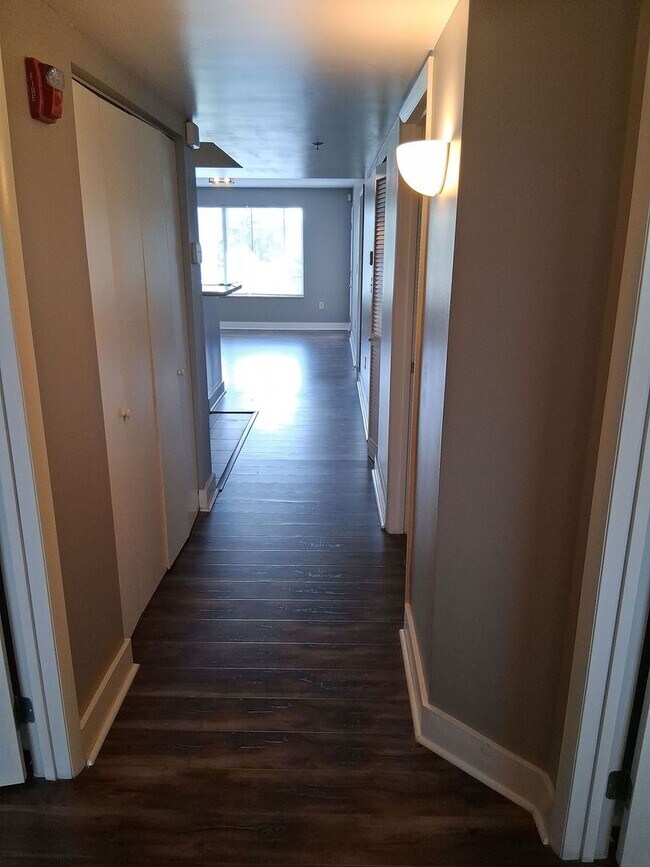 Building Photo - NEW LISTING for Lake Plaza 10th floor unit! Best View in Knoxville - Move in August 13, 2026!