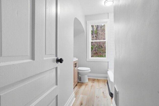 Building Photo - 3 bed 1 bath - completely updated, great location, central air, laundry