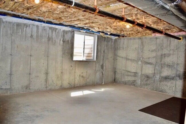 Building Photo - 3 bed 2.5 bath home available 9/1.