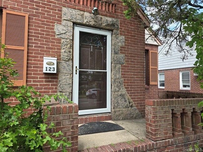 Building Photo - 123 Nugent St