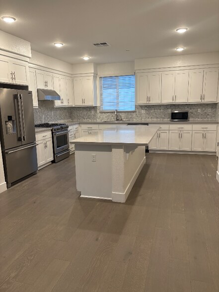 Building Photo - 392 Line St