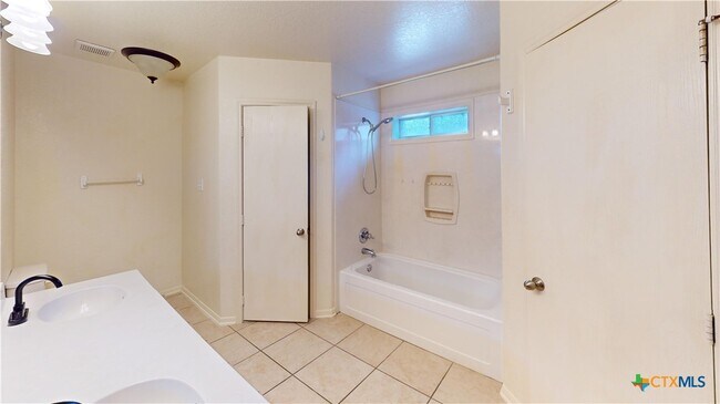 Building Photo - 3611 Selena Dr