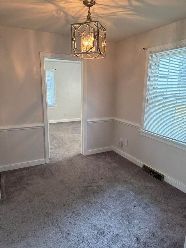 Building Photo - Adorable Home in quiet neighborhood!