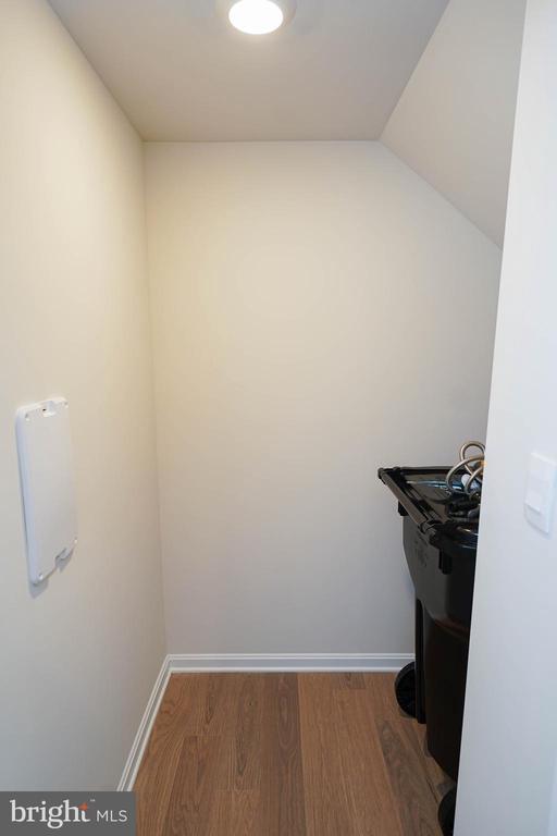 Building Photo - 852 Mersey Ln