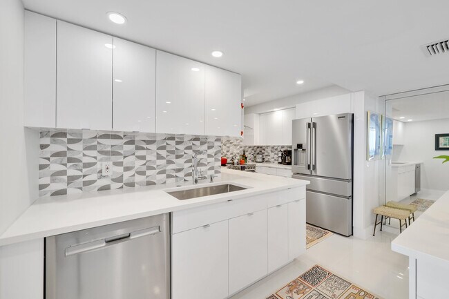 Building Photo - 5600 N Flagler Dr