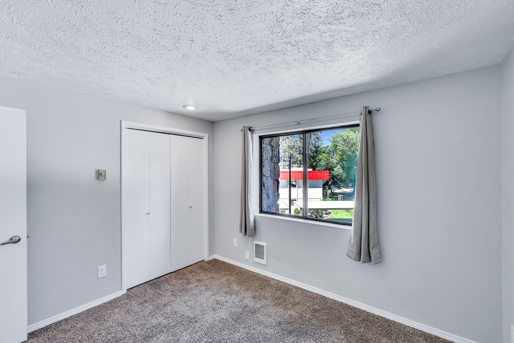 Building Photo - 162 S Coeur Dalene St