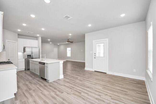 Building Photo - 21047 Bay Vlg Dr